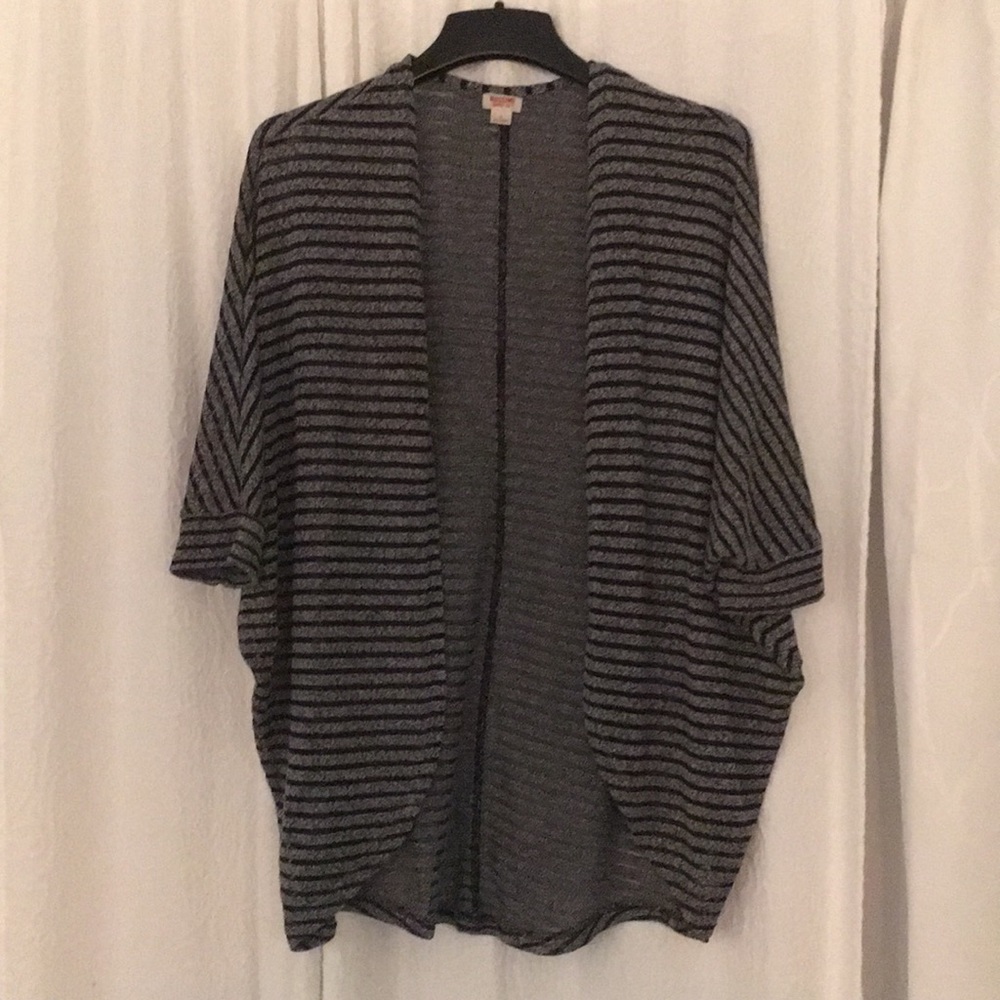 Long, no shoulder seem cardigan